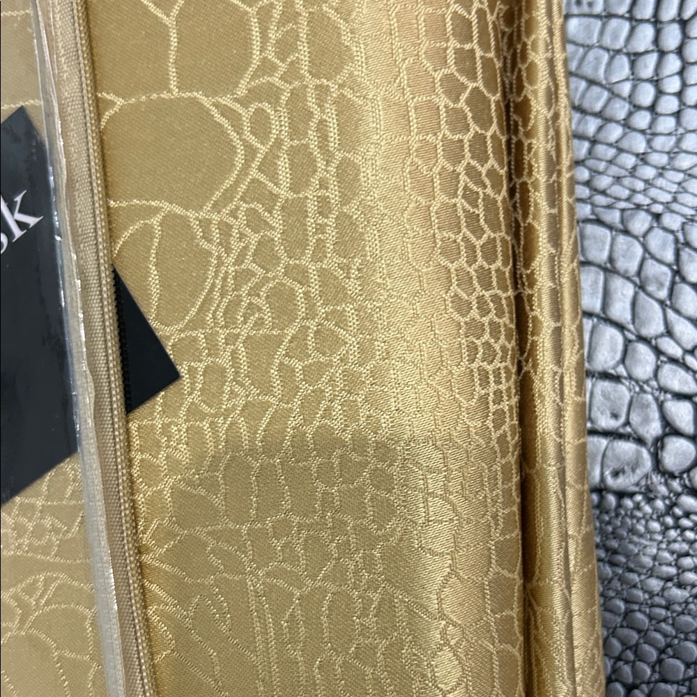 Crocodile Gold Damask Tablecloth BRAND NEW 70x144 - Picture 4 of 4